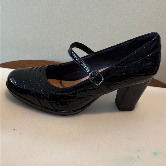 Clarks Collection soft cushion heels
Rounded toe  ankle strap  black patent Croc - Picture 8 of 11